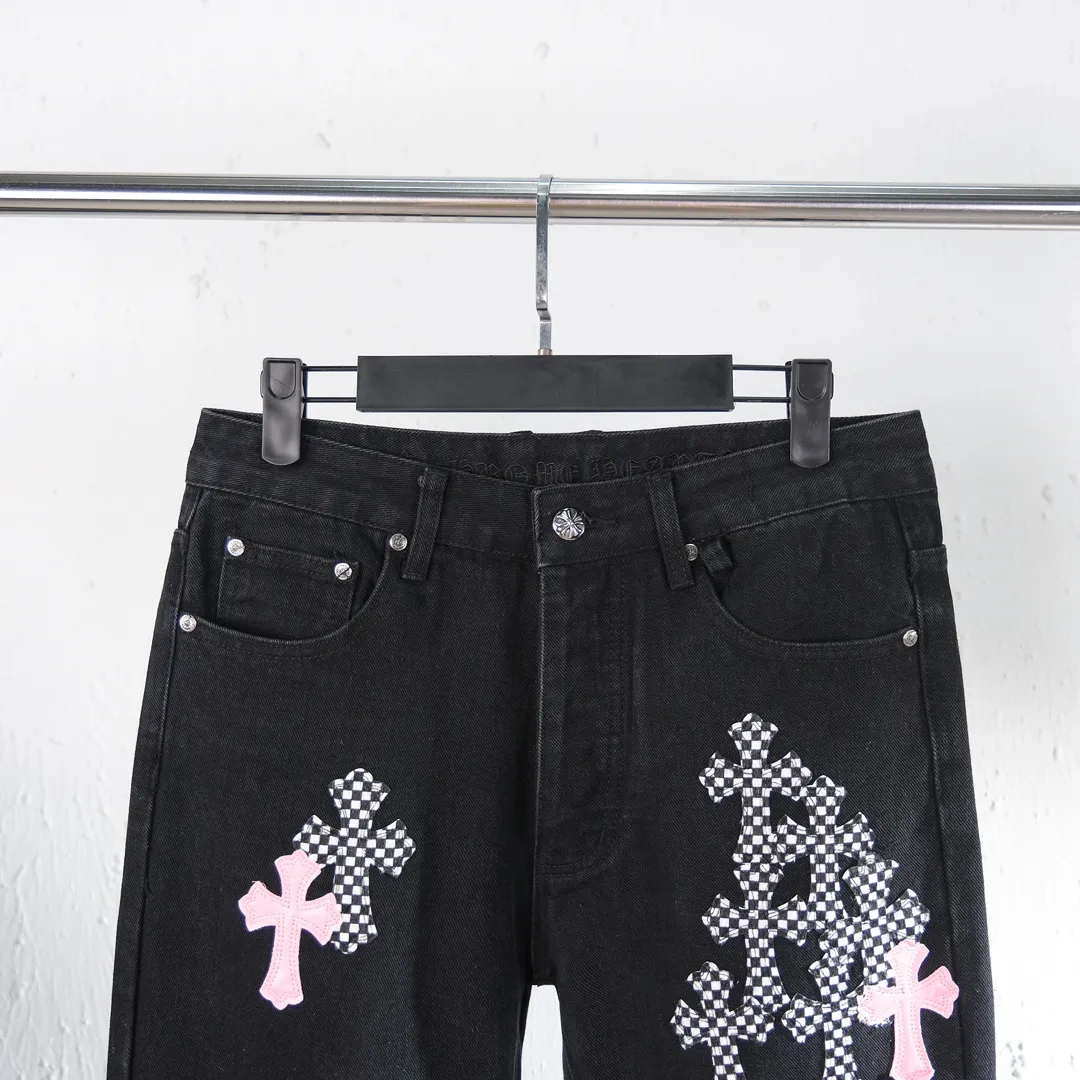 P280 (top version) Chrome hearts new city-limited flame plaid black and pink jeans Chrome hearts city-limited jeans Hardware customization Original development vintage levis American-made 501 black and gray base remake Levi's American-made 501 base imported sheepskin 925 silver remake [Top heavy industry fashion design] Consistently high-street luxury style. Speaking of this style, the Zangyin family and GU family are definitely the leading representative brands. Especially the Zangyin family has really achieved a state-of-the-art effect in creating high-street style. The unique washed material is used to create this style. The color system is already quite eye-catching. After it is decorated with patchwork cross flowers, it cleverly highlights the charm of the brand. Secondly, this style uses classic The high-waist cutting design highlights the long legs and fashionable temperament of the upper body. The brand is highly recognizable and the slim fit configuration is more suitable for daily wear. It is a product that interprets personality, fashion, and specifications at a glance. This single product is enough to make any fan excited. It can be a white T-shirt for a youthful college style, or a tight suspender for a royal style. It has strong matching ability and can be easily controlled by men.  [Materials and craftsmanship] Needless to say, this point goes without saying. As an excellent craftsman brand, Zangyin’s requirements for details and craftsmanship are really perfect. The washed color of this model has gone through so many processes, not to mention the embellishment of denim appliques. It is also purely hand-made and sewn. Just like what they believe in, only hand-made things have soul and have the meaning of wear. A top-notch heavy-duty fashionable denim item, I look forward to your perfect interpretation! !  Color: Black Size: S M L XL